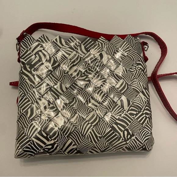 Nahui Ollin Candy Wrapping Black White Red Paper Crossbody Bag - Picture 2 of 11